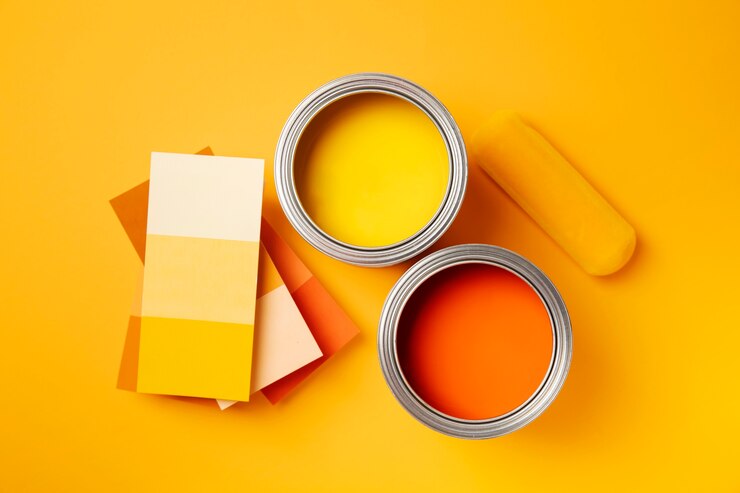 Foto grátis acima vista latas com tinta laranja e amarela