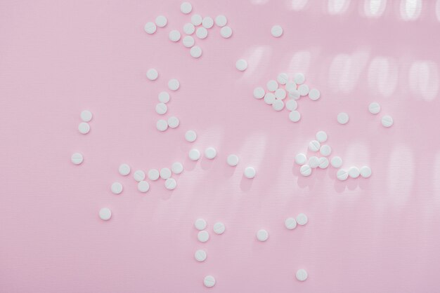 Acima vista pílulas no fundo rosa