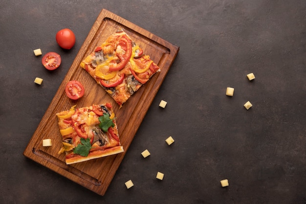 Foto grátis acima, vista pizza quadrada na placa de madeira