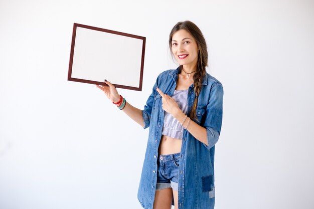 Aconchegante mulher mostrar em branco branco cartaz ou cartaz