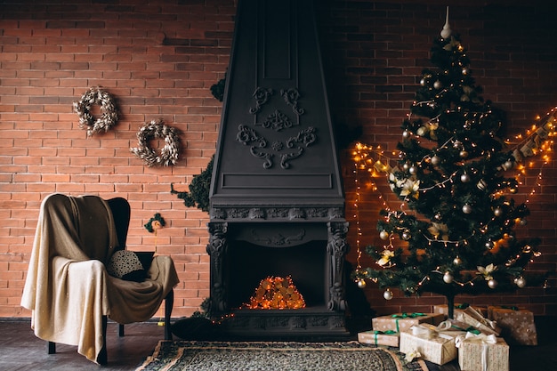 Aconchegante sala de estar com lareira e árvore de natal