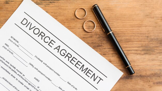 Acordo de divórcio na mesa de madeira