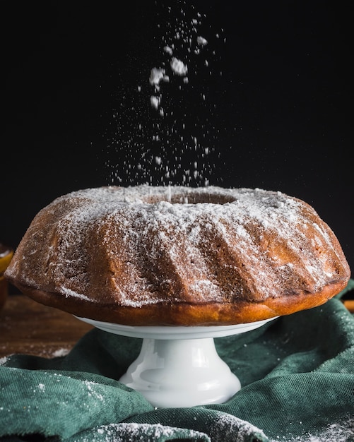 Foto grátis açúcar em pó derramando sobre o bolo