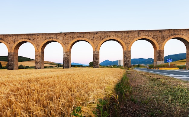 Foto grátis acueducto perto de noain. navarra. espanha