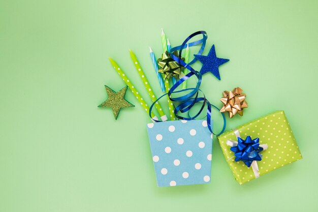 Adesivo de estrelas; velas; fita; arco e caixa de presente sobre fundo verde