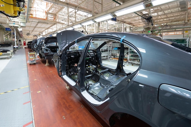 Adicione detalhes à carroceria do carro Equipamento robótico faz Montagem de carro Montagem de carro moderno na fábrica