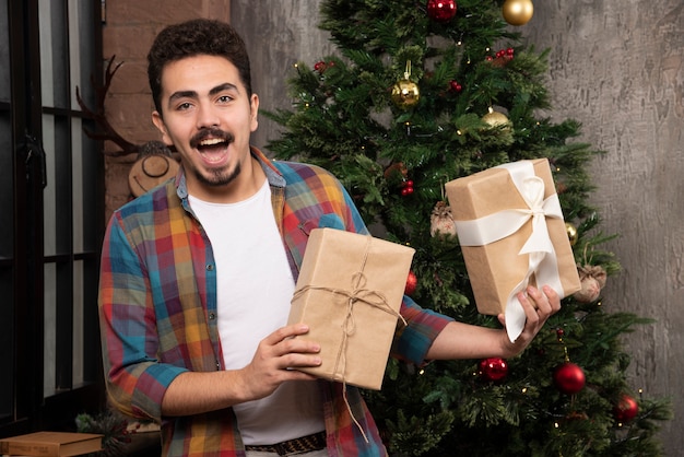 Adivinha o que tem dentro. presente de natal, ouvindo o que chocalha em caixa de presente.