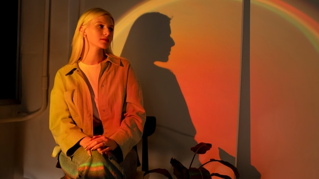 Adolescente à luz do projetor de cinema