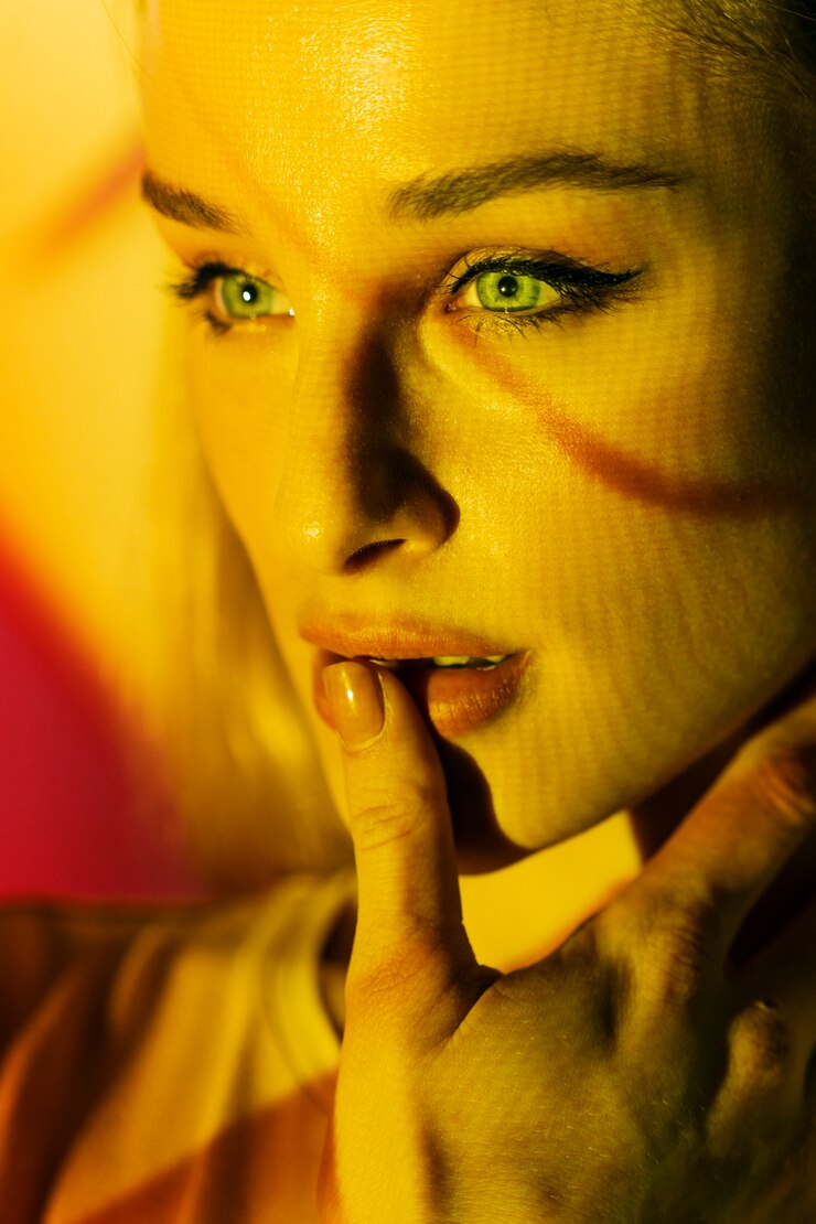 Foto grátis adolescente à luz do projetor de filme