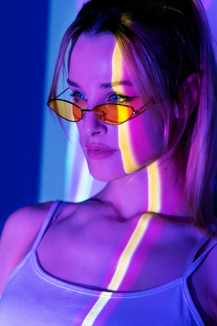 Foto grátis adolescente à luz do projetor de filme
