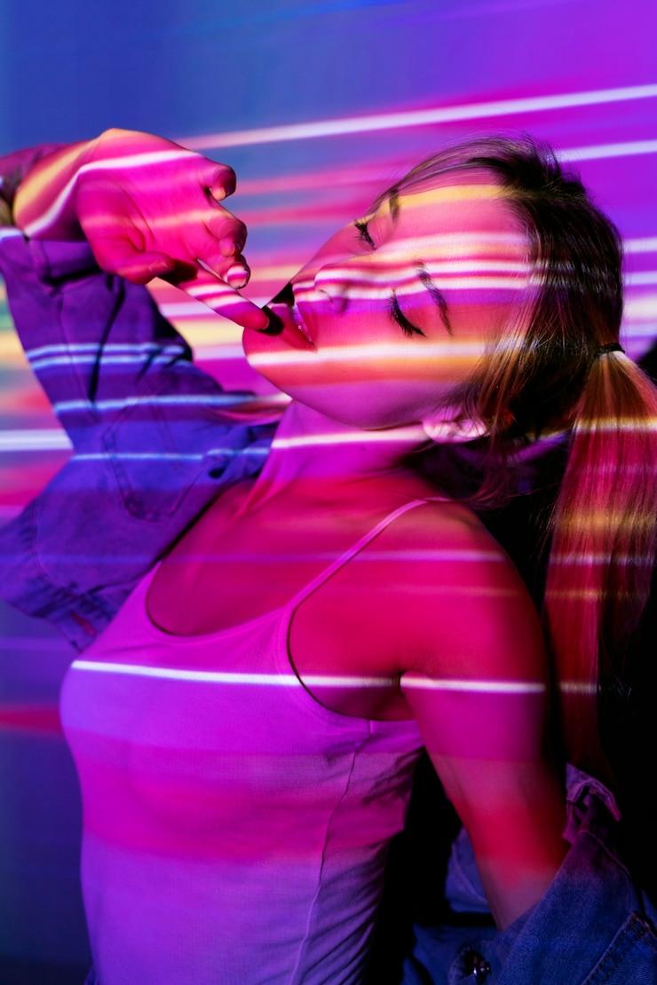 Foto grátis adolescente à luz do projetor de filme