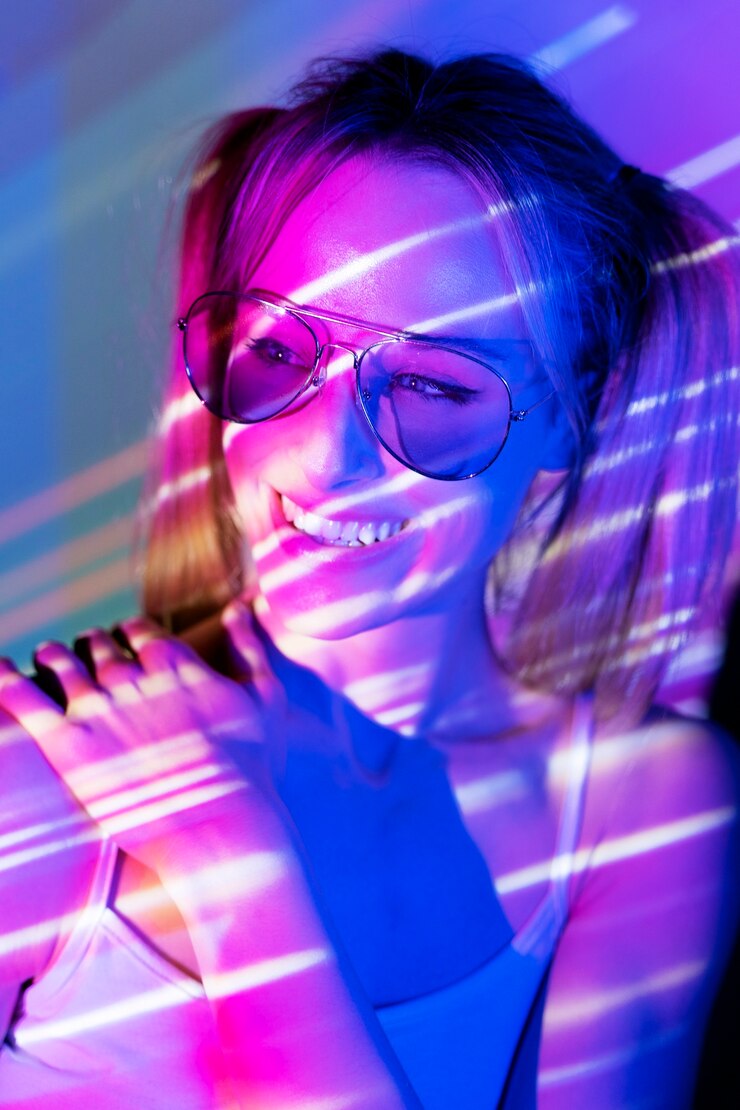 Foto grátis adolescente à luz do projetor de filme