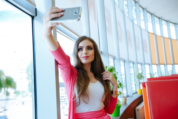 Adolescente à moda que sorri para a foto