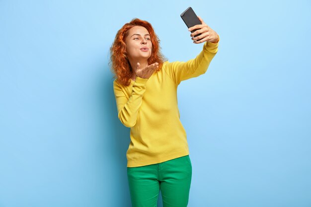 Adolescente afetuosa fazendo selfie retrato