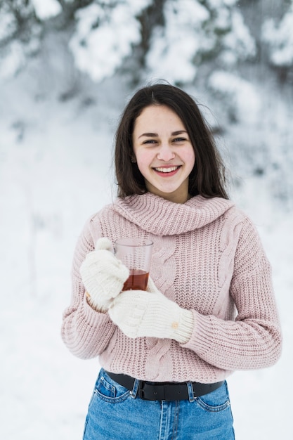 Adolescente alegre com chá