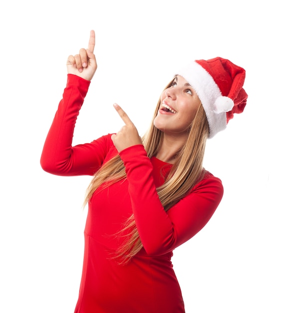 Adolescente alegre com chapéu de Santa olhando para cima