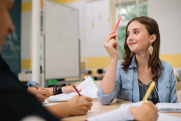 Adolescente apontando para cima