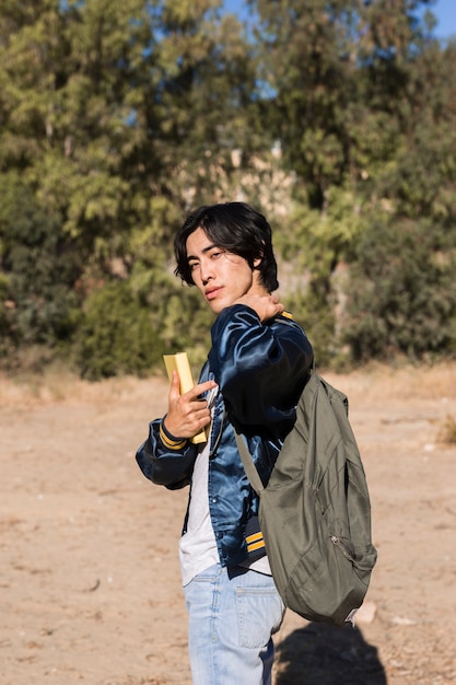 Adolescente asiática com mochila na natureza