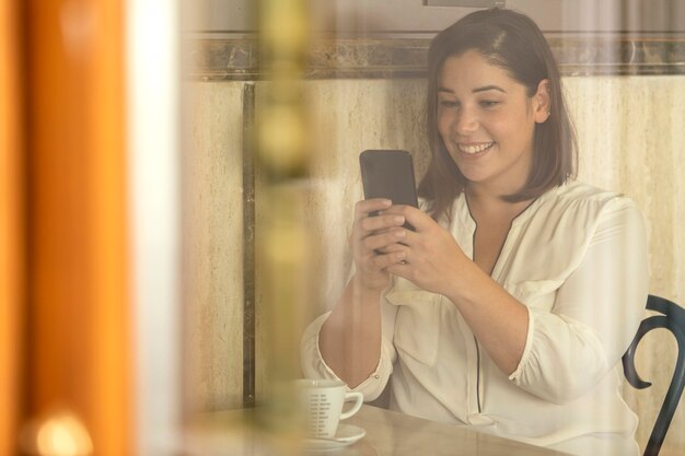 Adolescente bonita navegando em seu telefone