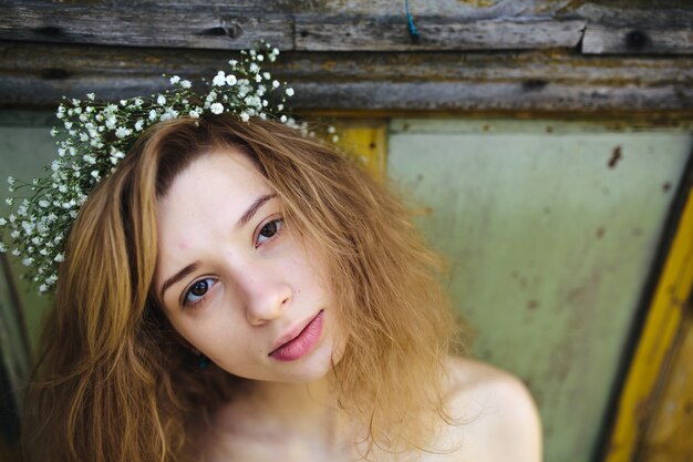 Adolescente bonito com uma grinalda