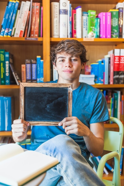 Adolescente bonito, demonstrando o quadro-negro