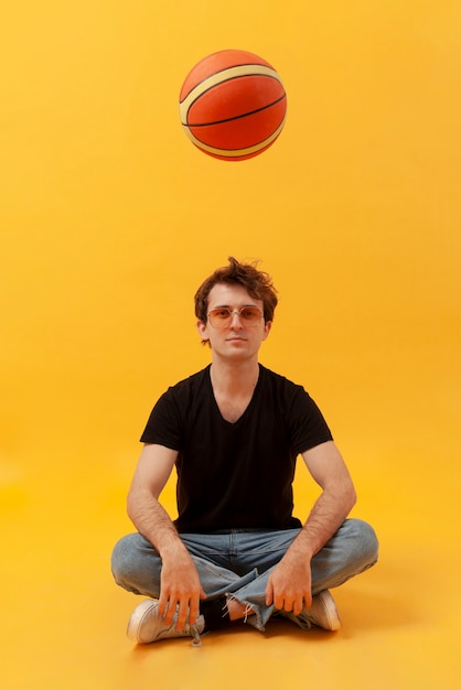 Foto grátis adolescente brincando com bola de basquete