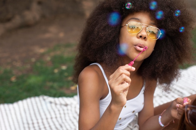 Adolescente brincando com bolhas de sabão