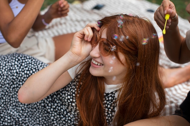 Foto grátis adolescente brincando com bolhas de sabão