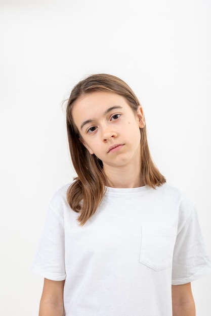 Foto grátis adolescente cansada isolada em fundo branco