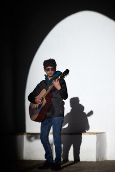 Adolescente cantando praticando com seu violão. copie o espaço