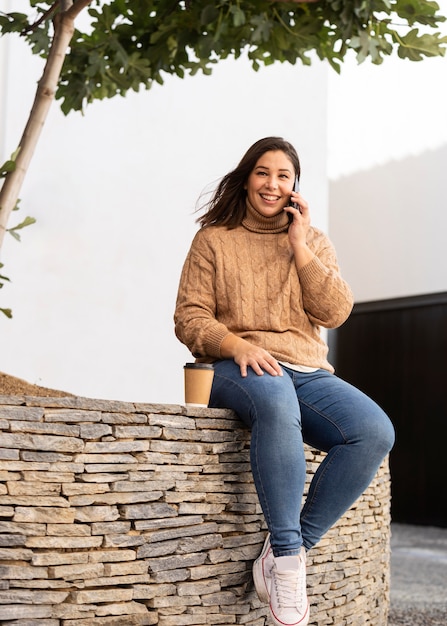 Adolescente casual falando ao telefone