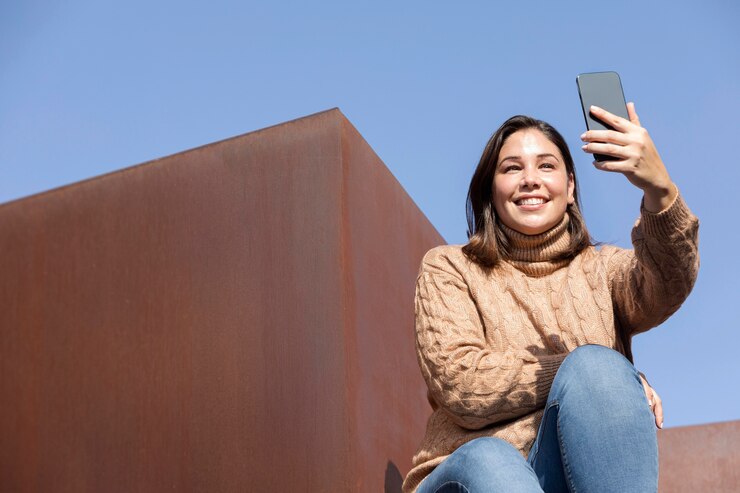 Foto grátis adolescente casual tirando uma selfie