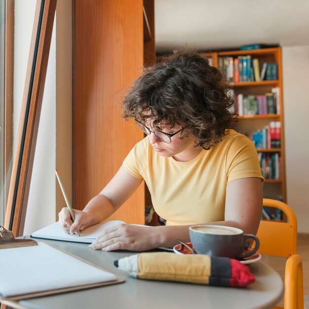 Adolescente, com, café, estudar, em, biblioteca