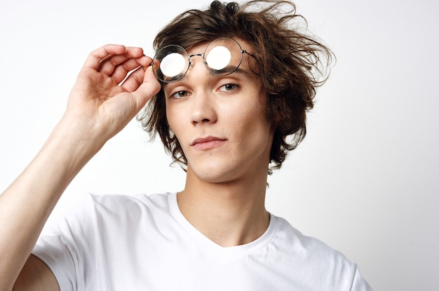 Adolescente com camiseta branca com espinhas no rosto estúdio de problemas de pele