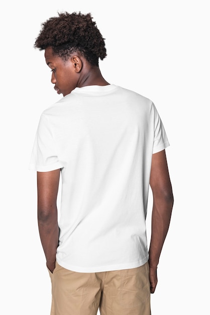 Adolescente com camiseta branca e roupas básicas para jovens fotos