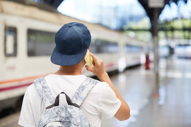 Adolescente com mochila e boné