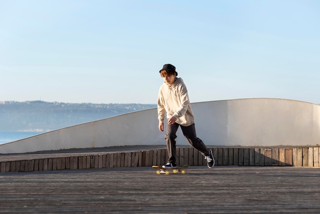 Adolescente com skate