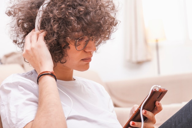 Foto grátis adolescente, com, smartphone, escutar música