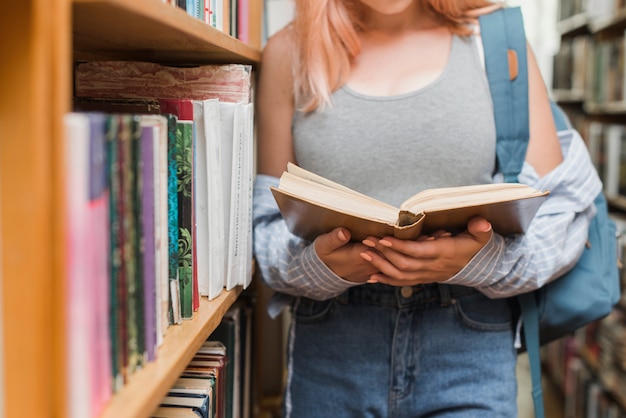 Foto grátis adolescente de colheita com livro de leitura de mochila