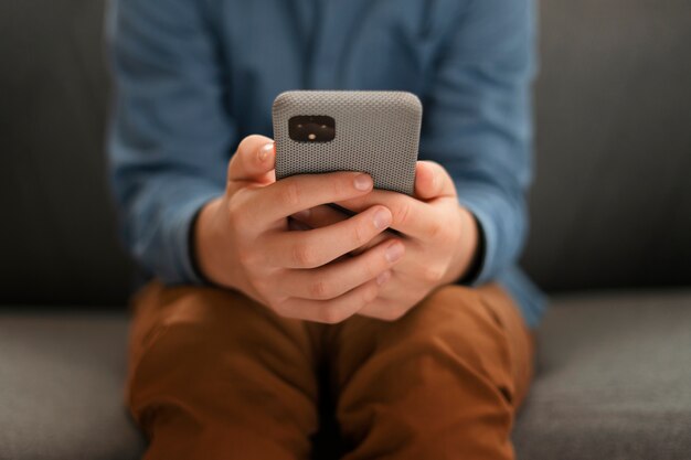 Adolescente de vista frontal sendo vítima de cyberbullying