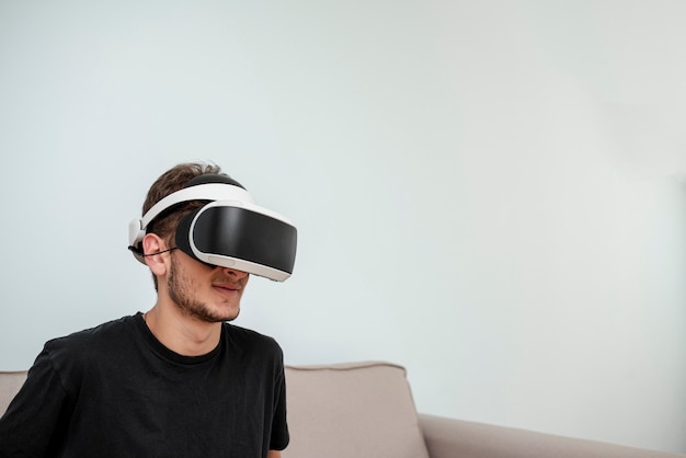 Foto grátis adolescente de vista lateral usando óculos de realidade virtual