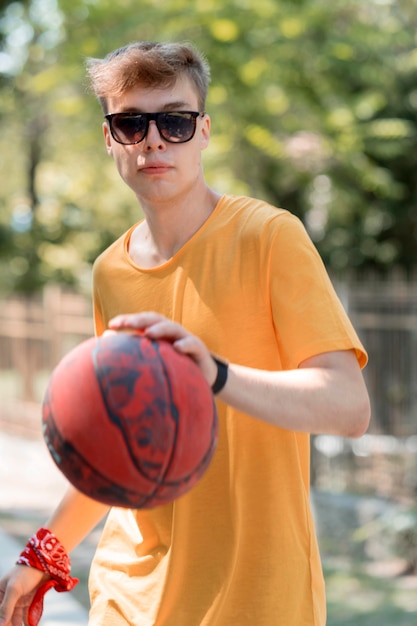 Foto grátis adolescente descolado brincando com bola