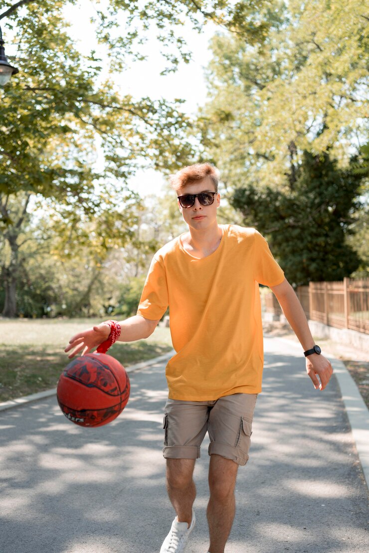Foto grátis adolescente descolado com bola