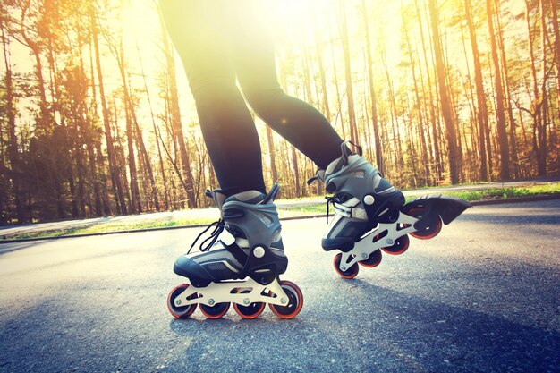 Adolescente em patins no verão.