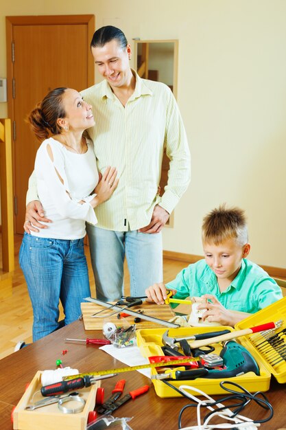 Adolescente está fazendo algo com as mãos