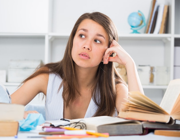 Adolescente está resolvendo uma equação