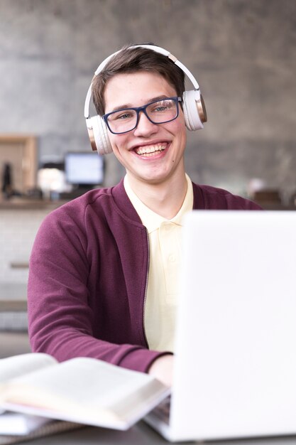 Adolescente, estudante, em, óculos, e, fones, sentando, tabela, em, sala aula