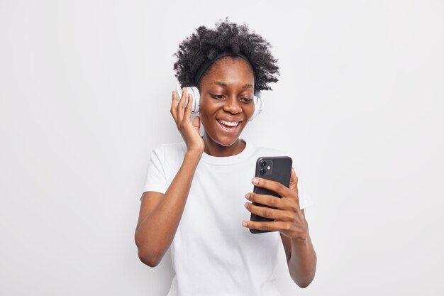 Adolescente feliz com cabelo afro