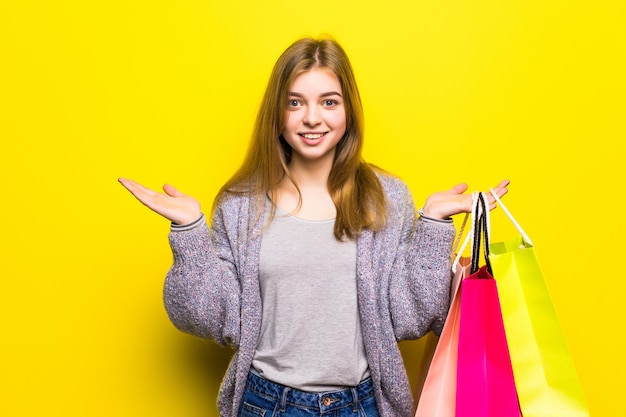 Adolescente feliz com sacolas de compras isoladas