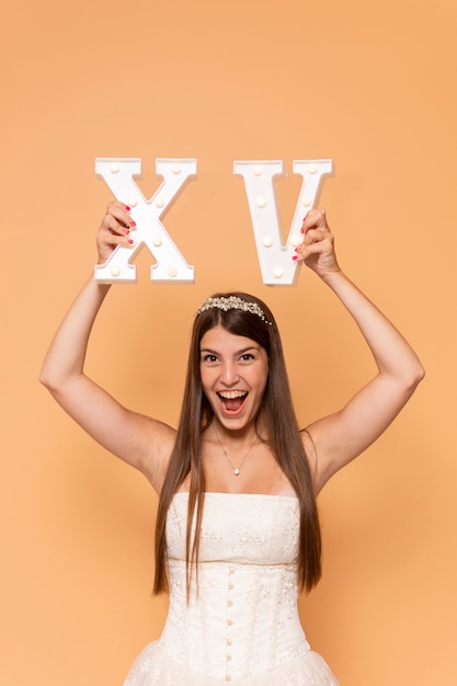 Foto grátis adolescente feliz segurando numerais romanos